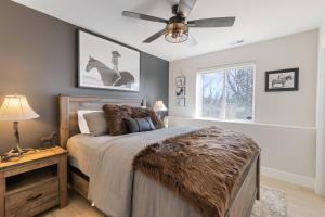 Un dormitorio con una cama y un ventilador de techo. en Four Bears Cabin, 2025 remodel. Rustic & Modern., en Long Valley Junction