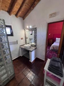 ロンダにあるLa Guzmana de Rondaの洗面台と鏡のあるバスルーム