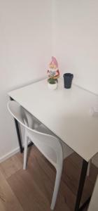 een wit bureau met daarop een stuk speelgoed bij B&B Fior di Feruci  +14 foto's