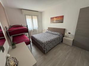 塔贾Appartamento Le Palme的一间带床和窗户的小卧室