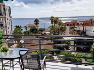a balcony with a table and chairs and the ocean at Luxuery View in Calpe