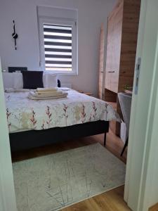Ένα ή περισσότερα κρεβάτια σε δωμάτιο στο Apartman Biser Vranja - FREE PARKING - CITY CENTER