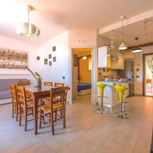 a kitchen and dining room with a table and chairs at Seahouse Casa vacanze Studiocantieri in Santa Flavia