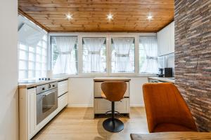 Kuchyň nebo kuchyňský kout v ubytování Cozy Condo in Bllok 5 min walk from Central Park