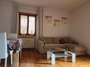 Posezení v ubytování Appartamento Colle Di Roio + 15 fotografií