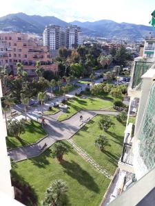 塔贾Appartamento Le Palme的城市公园的空中景观