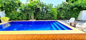 Swimmingpoolen hos eller tæt på บ้านชายเล ปราณบุรี Baan Pare