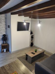 TV a/nebo společenská místnost v ubytování Petite maison cosy wifi avec terrasse