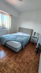 En eller flere senge i et værelse på Bonito departamento luminoso