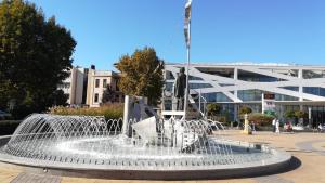 una fuente de agua frente a un edificio en Apartments in Siofok - Balaton 35627, en Siófok