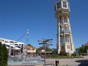 Una gran torre de reloj con un edificio al fondo en Apartments in Siofok - Balaton 35627, en Siófok 2 fotos más