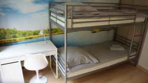 a bunk bed room with a desk and a bunk bed gmaxwell gmaxwell gmaxwell at Mierki da Marco 