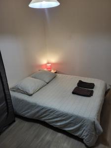 Postel nebo postele na pokoji v ubytování Petite maison cosy wifi avec terrasse