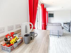 a room with a table with two mugs on the floor at Hill Crest Lodge 2 in Hemswell +17 photos