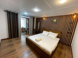 un dormitorio con una cama grande en una habitación en Aethera Stay, en Mirissa