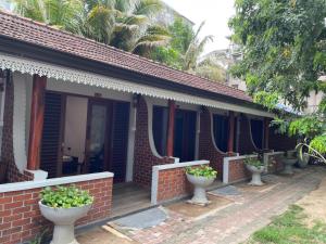 una casa de ladrillo con una hilera de inodoros en un porche en Aethera Stay, en Mirissa