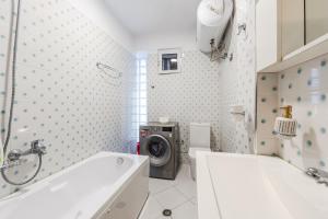 Koupelna v ubytování Cozy Condo in Bllok 5 min walk from Central Park