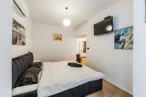 Postel nebo postele na pokoji v ubytování Cozy Condo in Bllok 5 min walk from Central Park