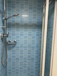 eine Dusche mit blauen Jalousien im Badezimmer in der Unterkunft Warm & Cosy 4 Bed Cambridge House w Parking Garden & High Speed WIFI in Milton + 78 Fotos