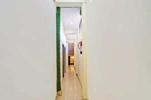 博帕尔Super Hotel O York Residency的一间拥有白色墙壁的酒店走廊