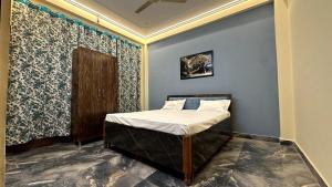 a small bedroom with a bed in a room at Varanasi Bliss Stay in Varanasi