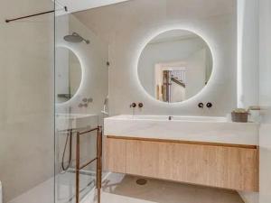a bathroom with a sink and a mirror at Super apartamentos para qualquer um de Silva in Paço de Arcos +21 photos