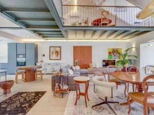 a living room with a couch and a table at Super apartamentos para qualquer um de Silva in Paço de Arcos