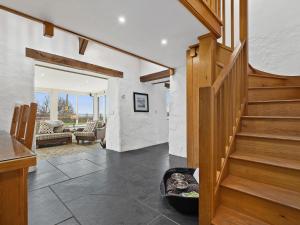 ein Flur mit einer Treppe in einem Haus in der Unterkunft Temple Barn in Abercastle