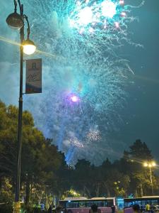 una pantalla de fuegos artificiales en el cielo por la noche en Baku View Hostel, en Baku