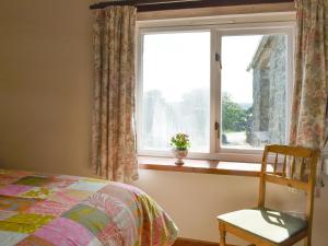 En eller flere senge i et værelse på The Owl's Roost - Uk12087