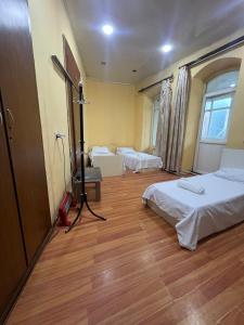 Habitación con 2 camas y suelo de madera. en Baku View Hostel, en Baku