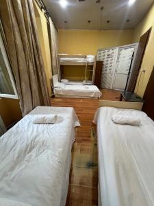 una habitación con dos camas y un espejo en Baku View Hostel, en Baku