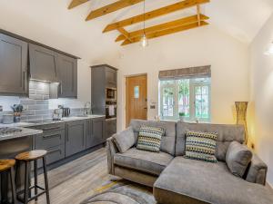 Wainfleet All SaintsにあるThe Mash Room- Uk34819のソファとキッチンのあるリビングルーム