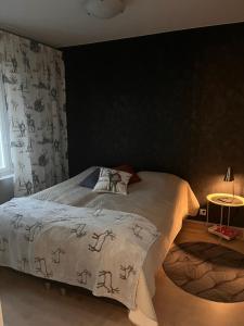 una camera da letto con un letto e una parete nera di Apartment Secret a Rovaniemi Altre 2 foto