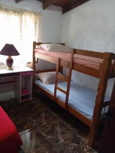 een slaapkamer met twee stapelbedden en een bureau bij Casa en el Chuy in Barra del Chuy