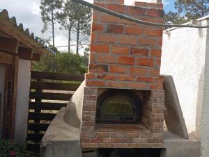 een steenoven met een trap op de achtergrond bij Casa en el Chuy in Barra del Chuy