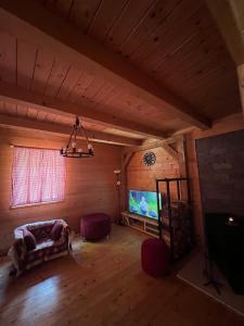 een woonkamer met een bank en een flatscreen-tv bij Plitvice Waterfall Millhouse Challet Stipanov Mlin in Plitvička Jezera