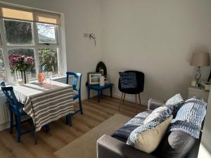 ein Wohnzimmer mit Sofa und Tisch in der Unterkunft Westport Coastal Cottage in Westport