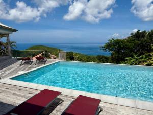 Πισίνα στο ή κοντά στο Lodge Orchidée de la Villa La Palmira - Vue Mer Caraïbes - Jacuzzi Privé - Accès Piscine 5x9 - Lit King Size 180 - Climatisation - 4 étoiles - Proche commodités - TV connectée - Internet fibre - Proche Plage