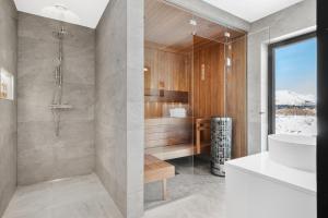 LyngværetにあるLofoten Arctic Lodge - sea view, jacuzzi & saunaのシャワーと洗面台付きのバスルーム