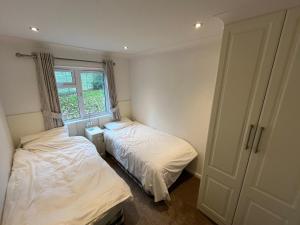 Postel nebo postele na pokoji v ubytování Conker's Lodge on Ashbury Resort, Dartmoor Devon