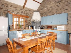 Köök või kööginurk majutusasutuses Yr Hen Gof +16 fotot