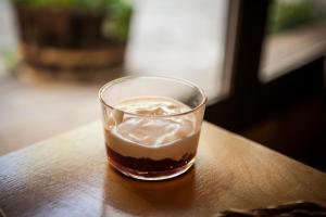 a drink in a glass sitting on a table at Casa con chimenea y vista al valle - Cal Valeriet in Montsonis +23 photos