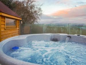 a hot tubificialificialificialificialificialificialificialificialificialificialificialificialificial at Cwt Celyn Qu7605 in Llangernyw