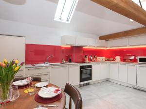 チャールトンにあるThe Old Surgeryの赤い壁のキッチン(テーブル、椅子付) +18枚の写真