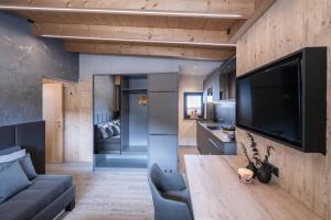 ゼルデンにあるApart Reinstadlerのリビングルーム(大画面薄型テレビ、ソファ付)