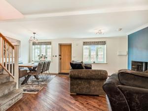 Wainfleet All SaintsにあるXxxb- Uk34815のソファとテーブルのあるリビングルーム