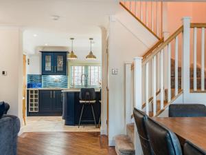 Wainfleet All SaintsにあるXxxb- Uk34815のキッチン(青いキャビネット、キッチンテーブル付)