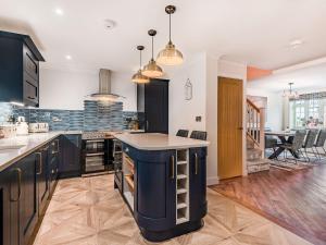 Wainfleet All SaintsにあるXxxb- Uk34815の真ん中の島と黒いキャビネット付きのキッチン