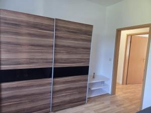 a sliding glass door in a room at Große, moderne, helle Unterkunft mit Essküche all-in LTE in Gera